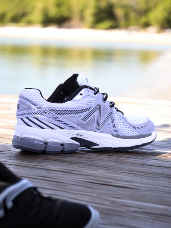 New Balance 860